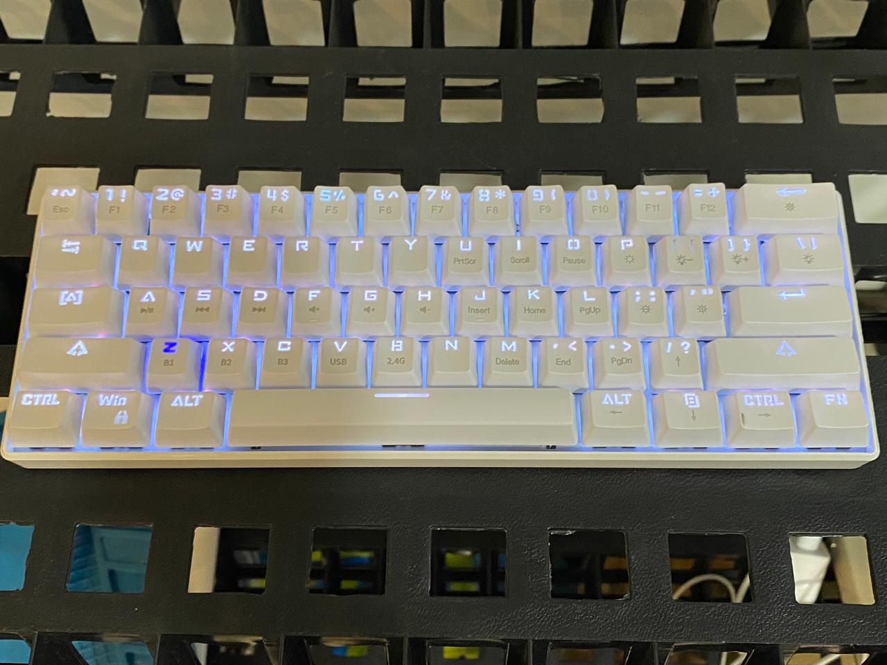 Teclado Mecánico RGB Luobo LB61 Bluetooth con Cable de Carga Incluido
