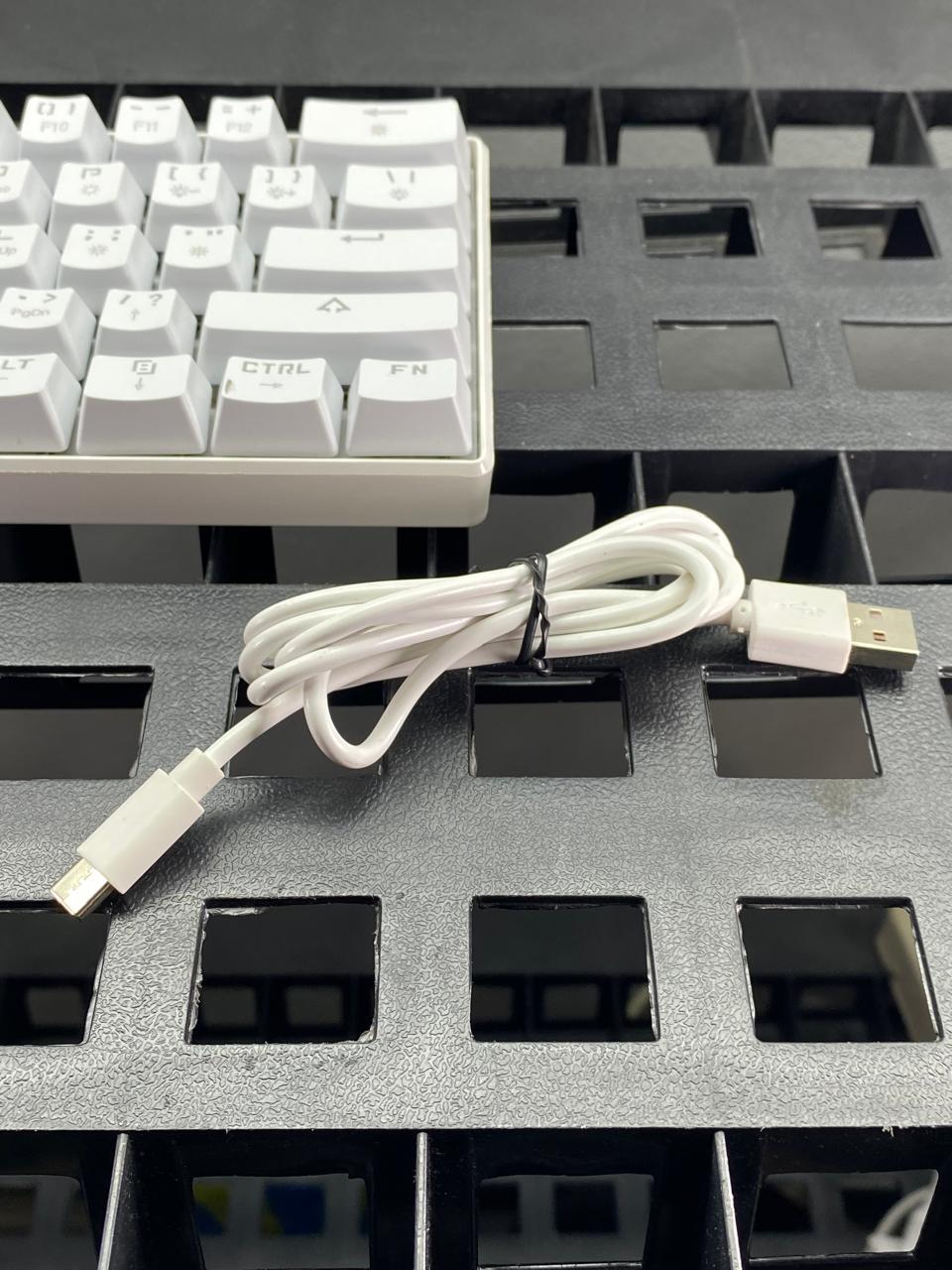 Teclado Mecánico RGB Luobo LB61 Bluetooth con Cable de Carga Incluido