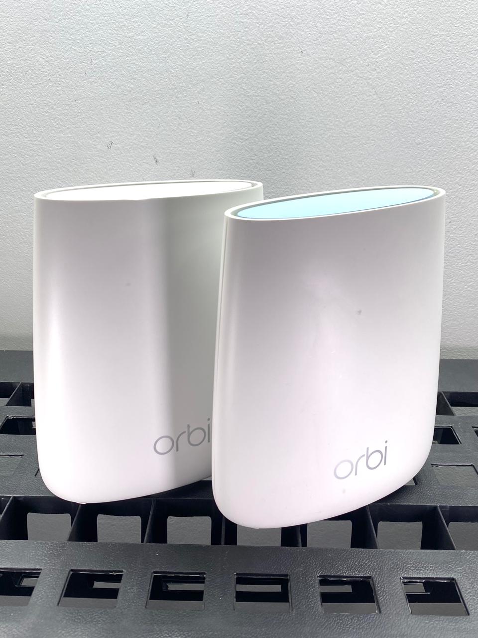 Router Mesh NETGEAR Orbi RBR20 + Satélite RBS20 Tri-Band WiFi c/ Adaptadores