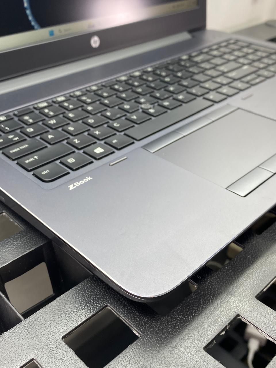 Laptop HP ZBook 15 G3 15.6" 1920x1080 (FHD) Core i7-6700HQ 32GB RAM DDR4 1TB SSD WINDOWS 11 PRO c/ cargador