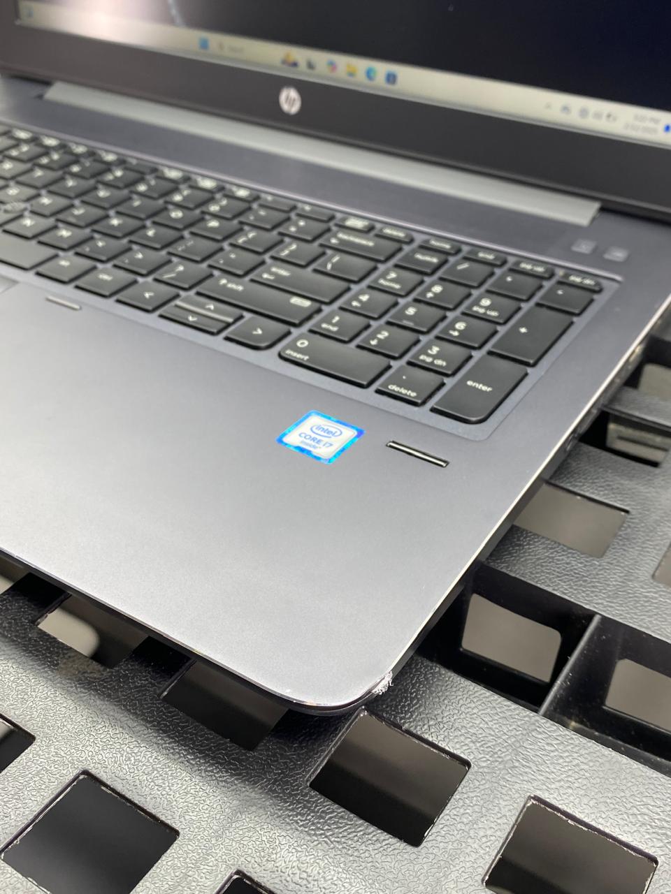 Laptop HP ZBook 15 G3 15.6" 1920x1080 (FHD) Core i7-6700HQ 32GB RAM DDR4 1TB SSD WINDOWS 11 PRO c/ cargador