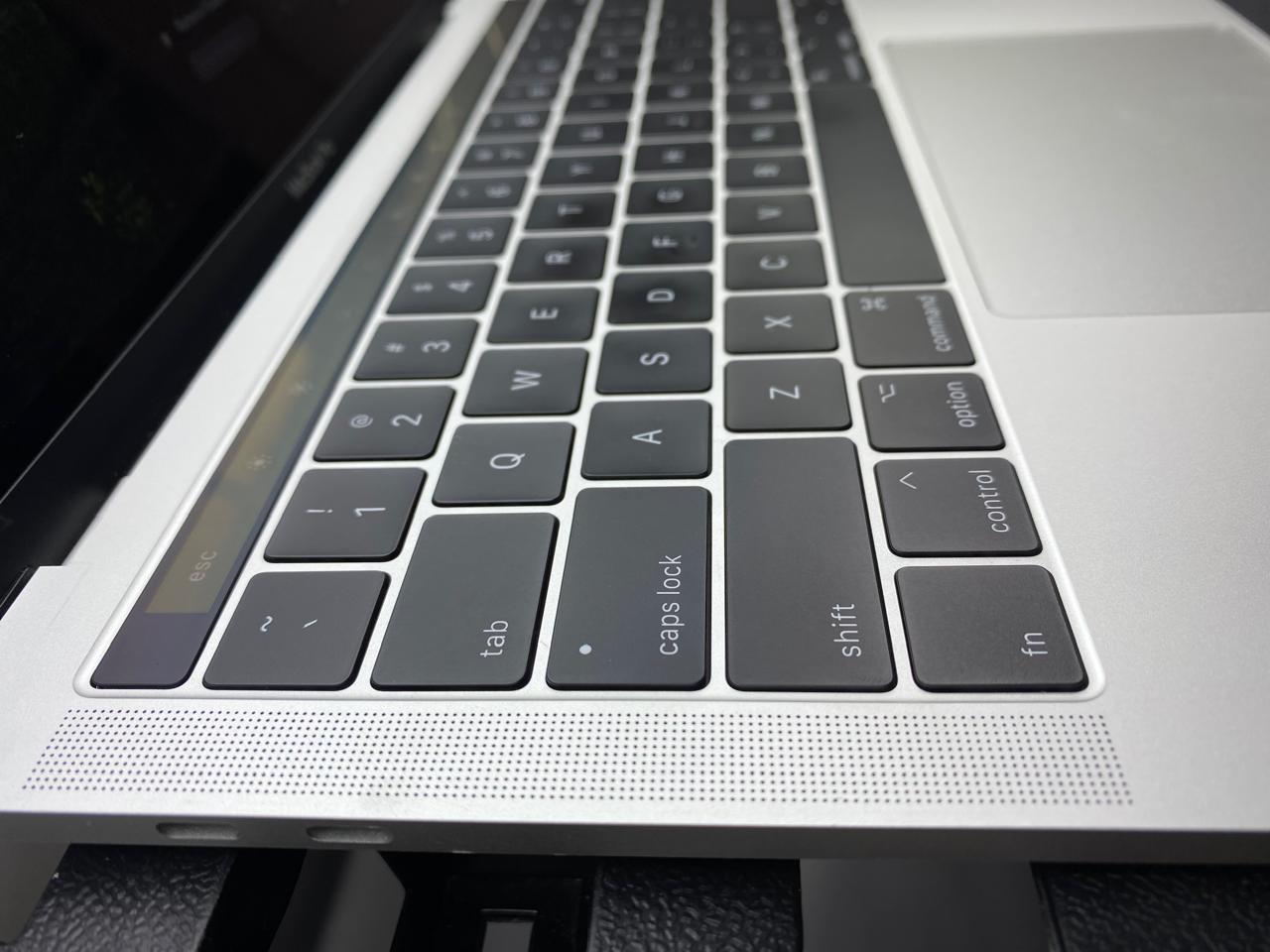 Apple MacBook Pro 2016 13.3" Core i5-6267U 16GB RAM macOS Sequoia c/cargador