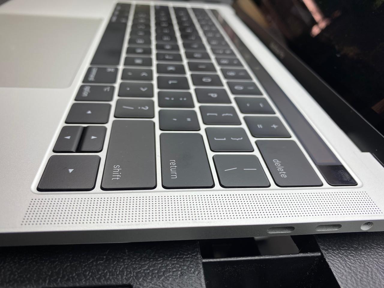 Apple MacBook Pro 2016 13.3" Core i5-6267U 16GB RAM macOS Sequoia c/cargador