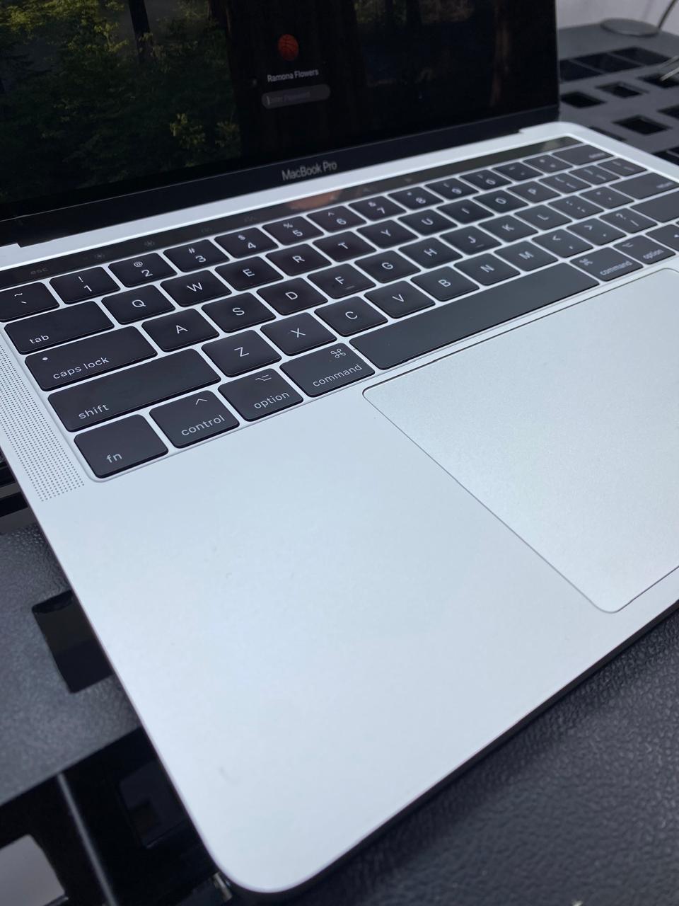 Apple MacBook Pro 2016 13.3" Core i5-6267U 16GB RAM macOS Sequoia c/cargador