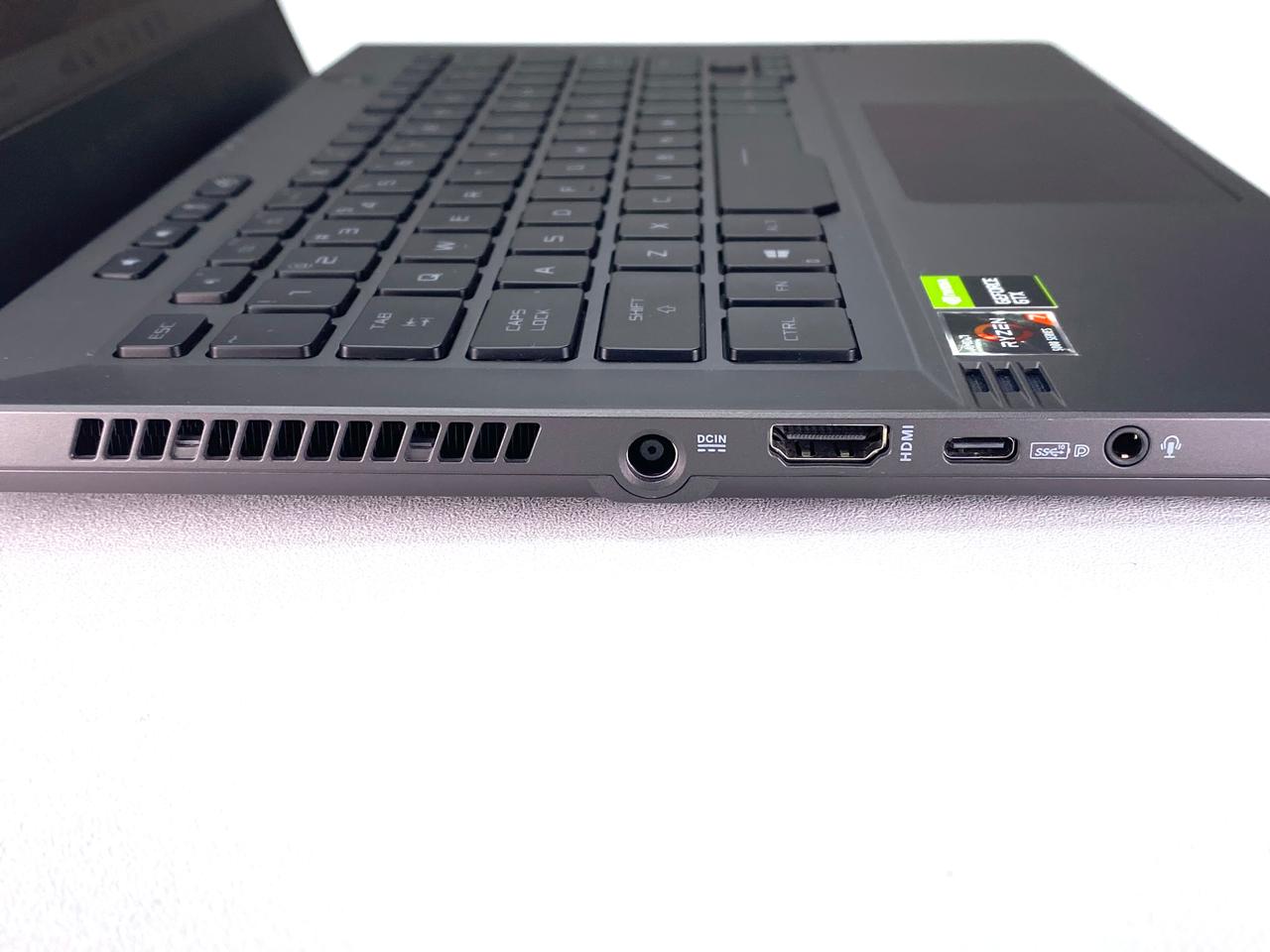 Laptop ASUS ROG Zephyrus G14 14" R7 5800HS 16GB 512GB SSD GTX1650 WIN11 PRO c/ cargador (Para reparar o partes)