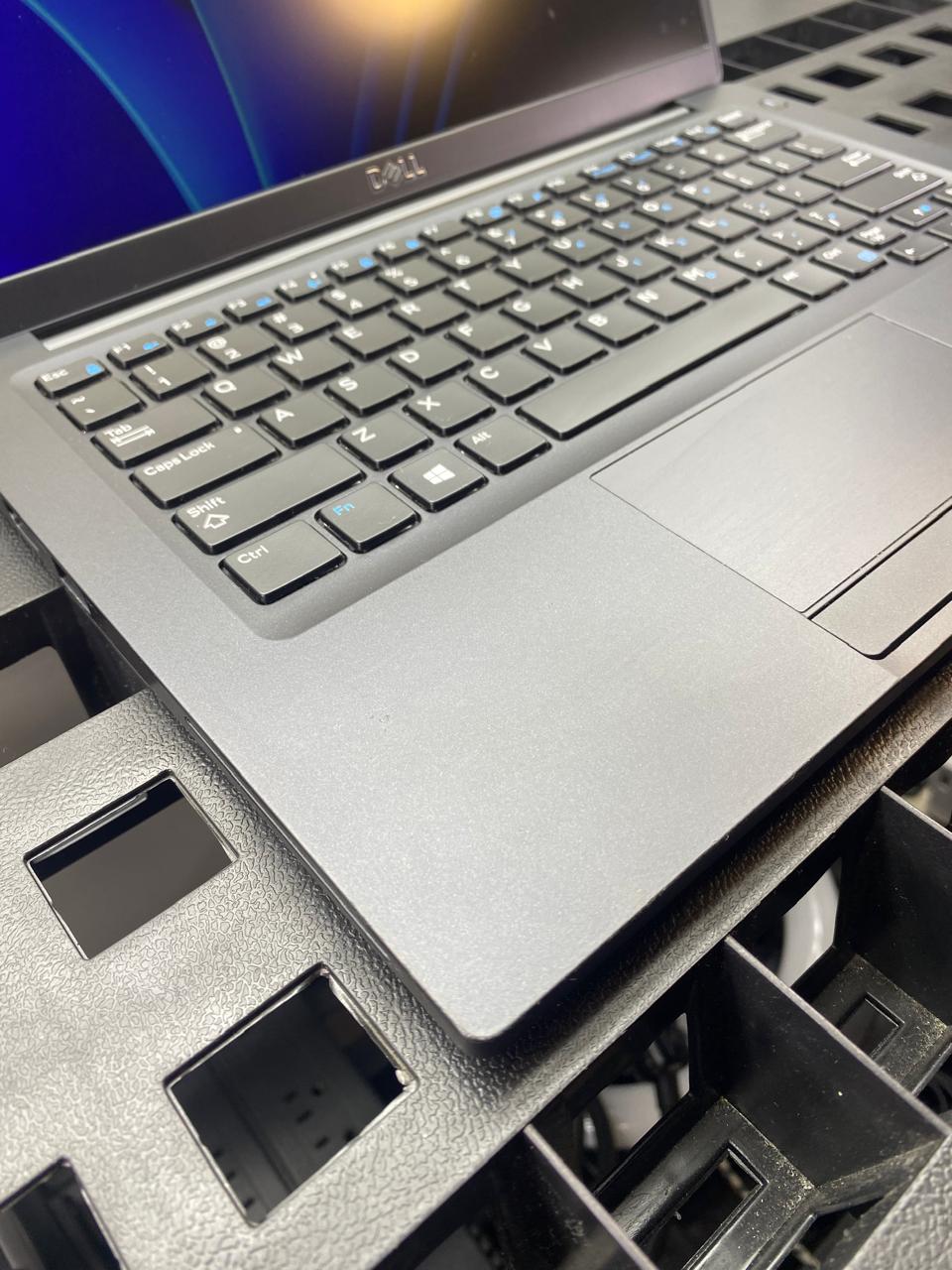 Laptop Dell Latitude 7390 13.3" Core i5-8250U 16GB RAM 256GB M.2 SSD WINDOWS 11 PRO c/cargador