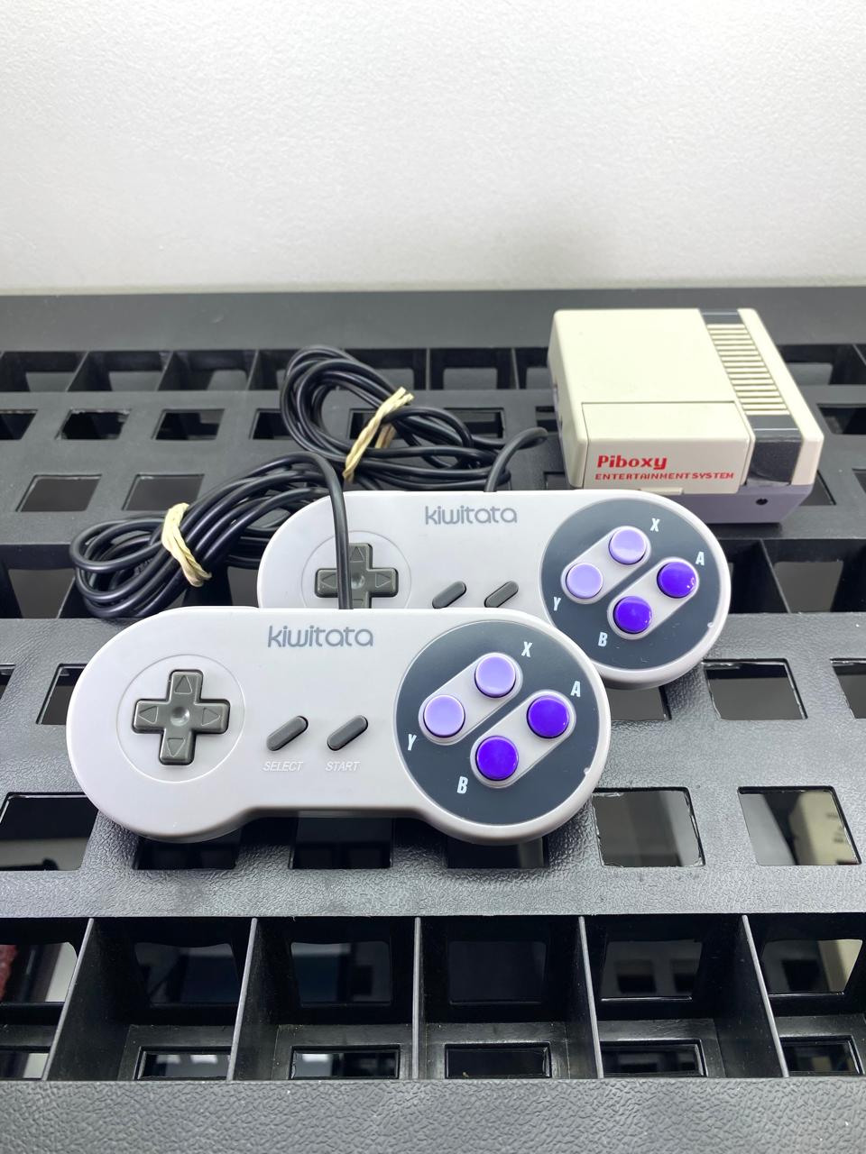 RetroPIe Mini Consola de Juegos c/ Dos controles, Cable HDMI y Adaptador de corriente