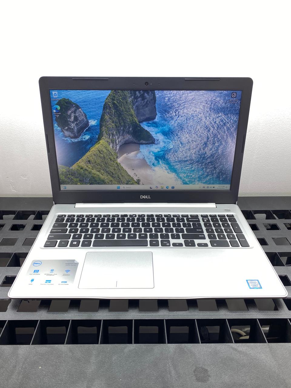 Laptop Dell Inspiron 5570 15.6" Core i7-7500U 16GB RAM 512GB NVMe SSD + 500GB HDD WINDOWS 11 PRO c/cargador
