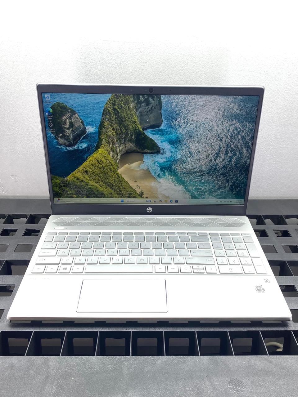 Laptop HP Pavilion 15-cs3153cl 15.6" Táctil Core i5-1035G1 16GB RAM 512GB NVMe SSD WINDOWS 11 HOME c/cargador