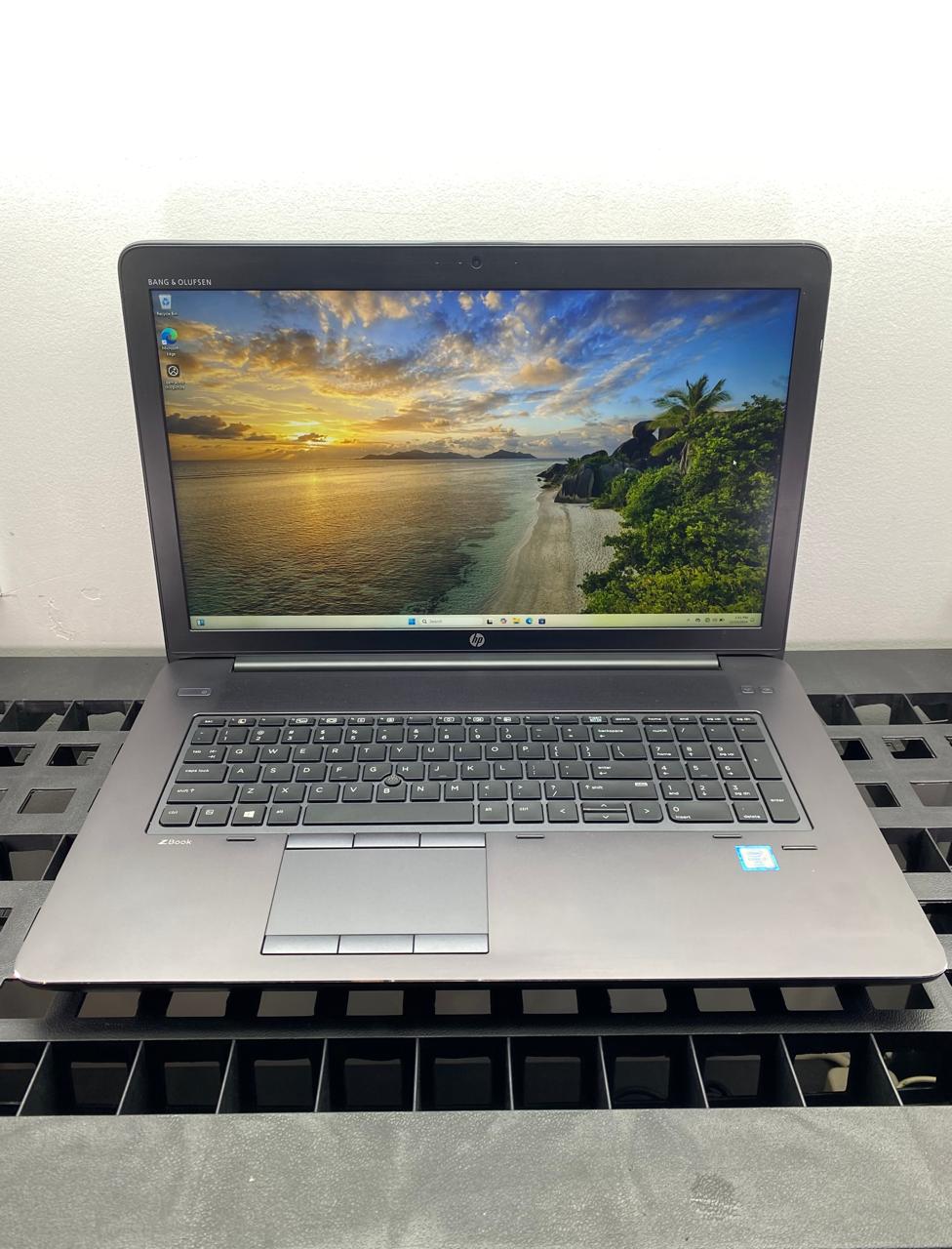 Laptop HP ZBook 17 G3 17.3" Core i7-6820HQ 32GB RAM 512GB M.2 SSD + 1TB HDD WINDOWS 11 PRO c/cargador