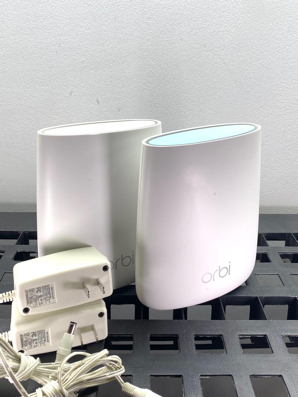 Router Mesh NETGEAR Orbi RBR20 + Satélite RBS20 Tri-Band WiFi c/ Adaptadores