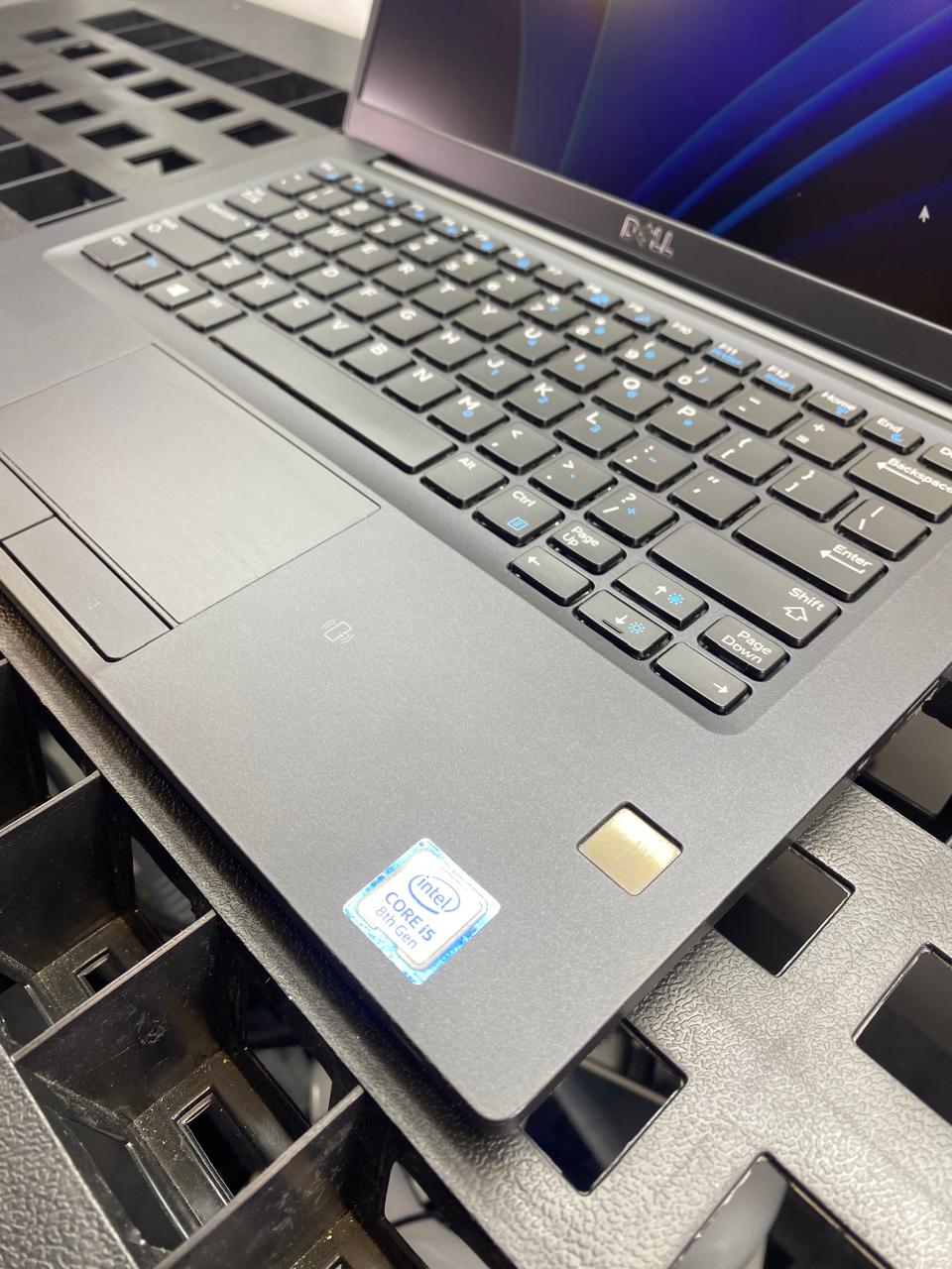 Laptop Dell Latitude 7390 13.3" Core i5-8250U 16GB RAM 256GB M.2 SSD WINDOWS 11 PRO c/cargador