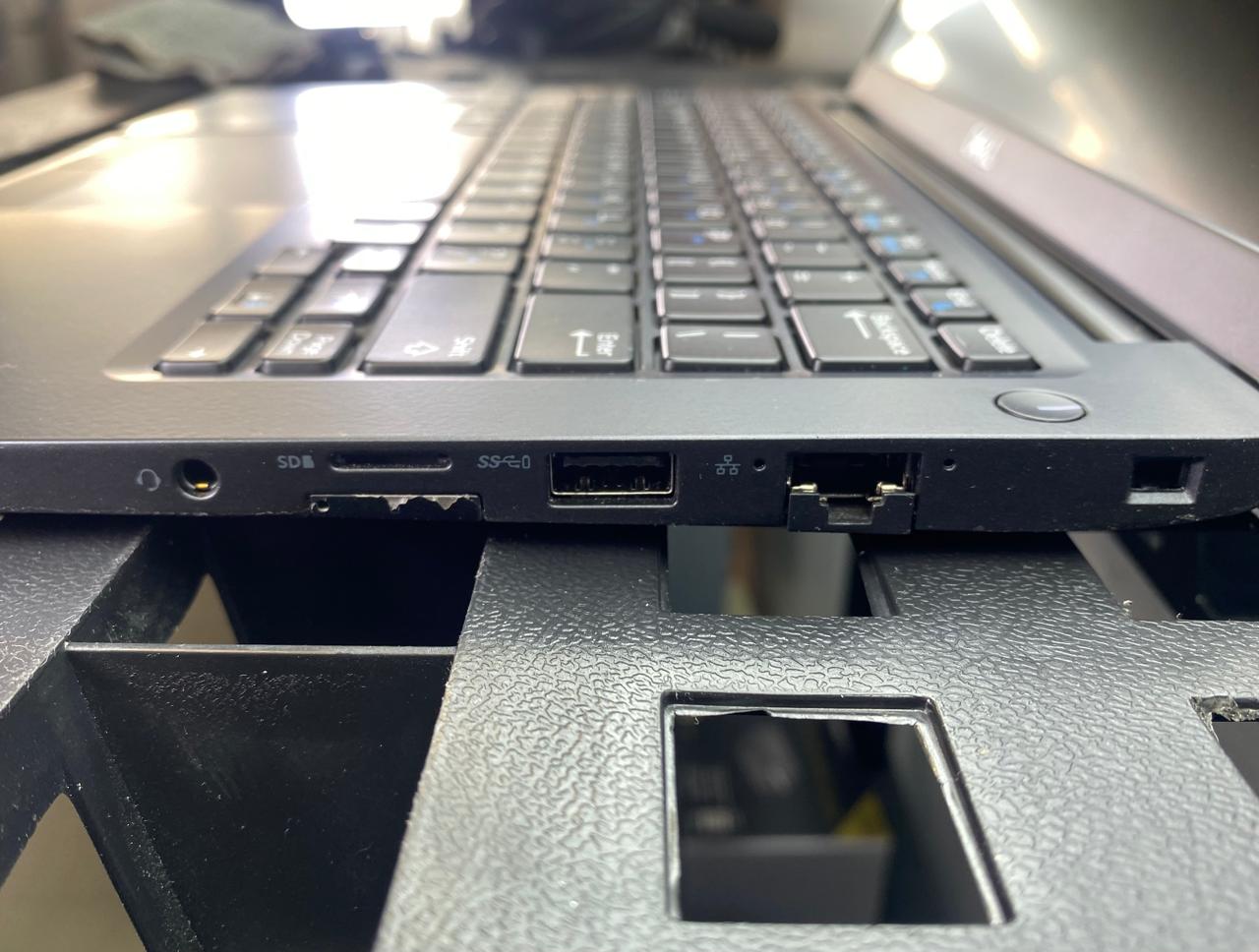 Laptop Dell Latitude 7390 13.3" Core i5-8250U 16GB RAM 256GB M.2 SSD WINDOWS 11 PRO c/cargador