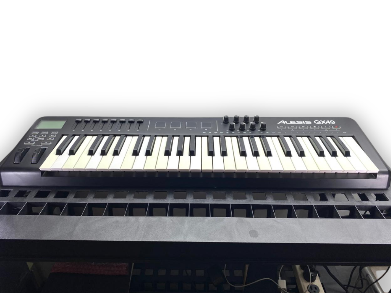 Controlador MIDI USB Alesis QX49 c/ cable USB