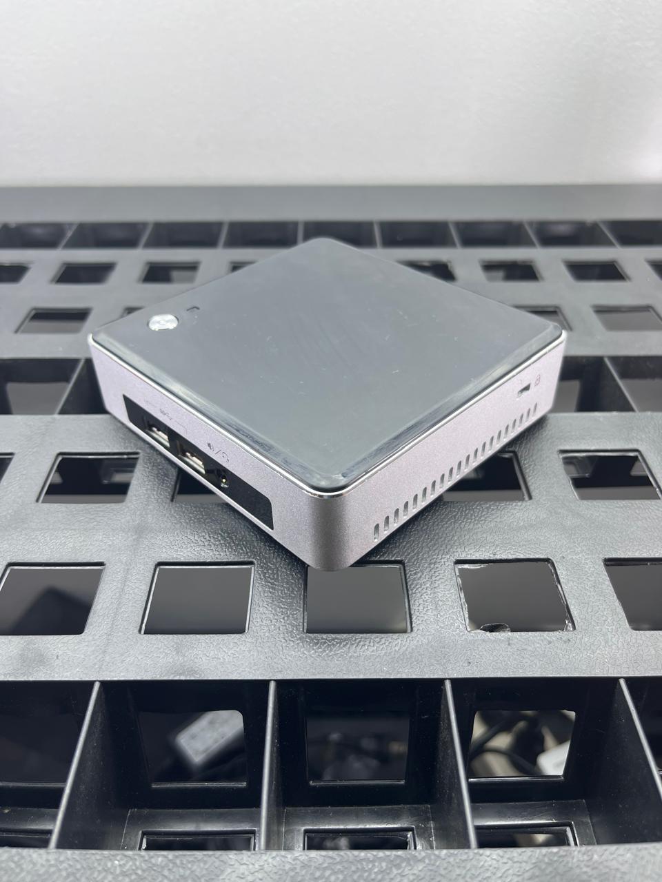 Desktop Intel NUC5i3RYK Core i3-5010U 8GB RAM 256GB M.2 SSD WINDOWS 11 PRO c/cargador
