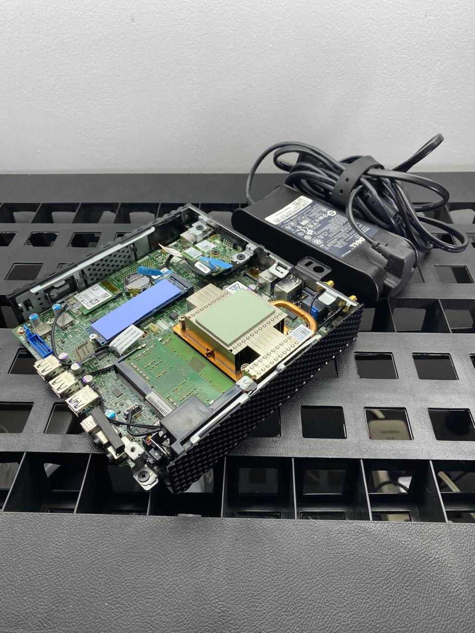 Desktop Dell Wyse 5070 Pentium Silver J500 8GB RAM 128GB M.2 SSD WINDOWS 11 PRO c/cargador