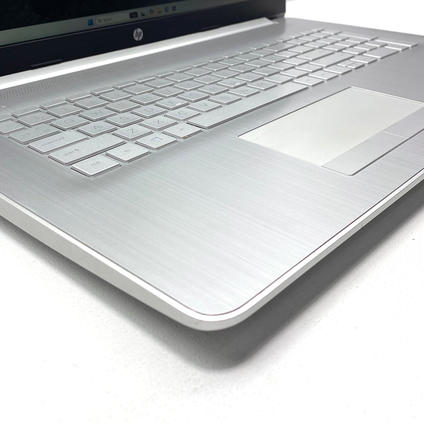 Laptop HP 17-by3053cl 17.3" i5-1035G1 16GB 500GB SSD WINDOWS 11 PRO c/ cargador