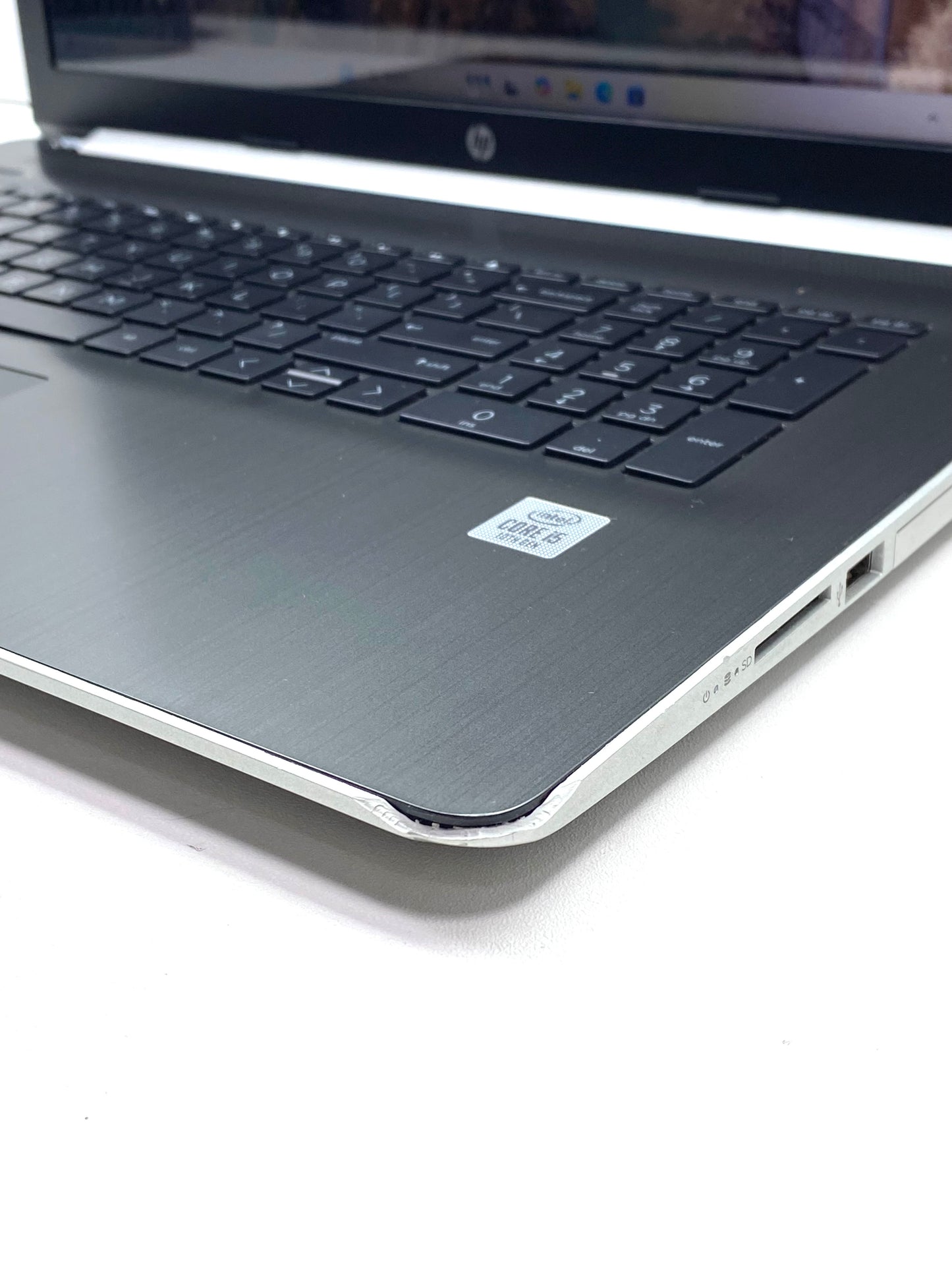 Laptop HP 17-by2075cl 17.3" 1600x900 (HD+) Core i5-10210U 16GB RAM DDR4 256GB NVMe SSD + 640GB HDD WINDOWS 11 HOME c/ cargador