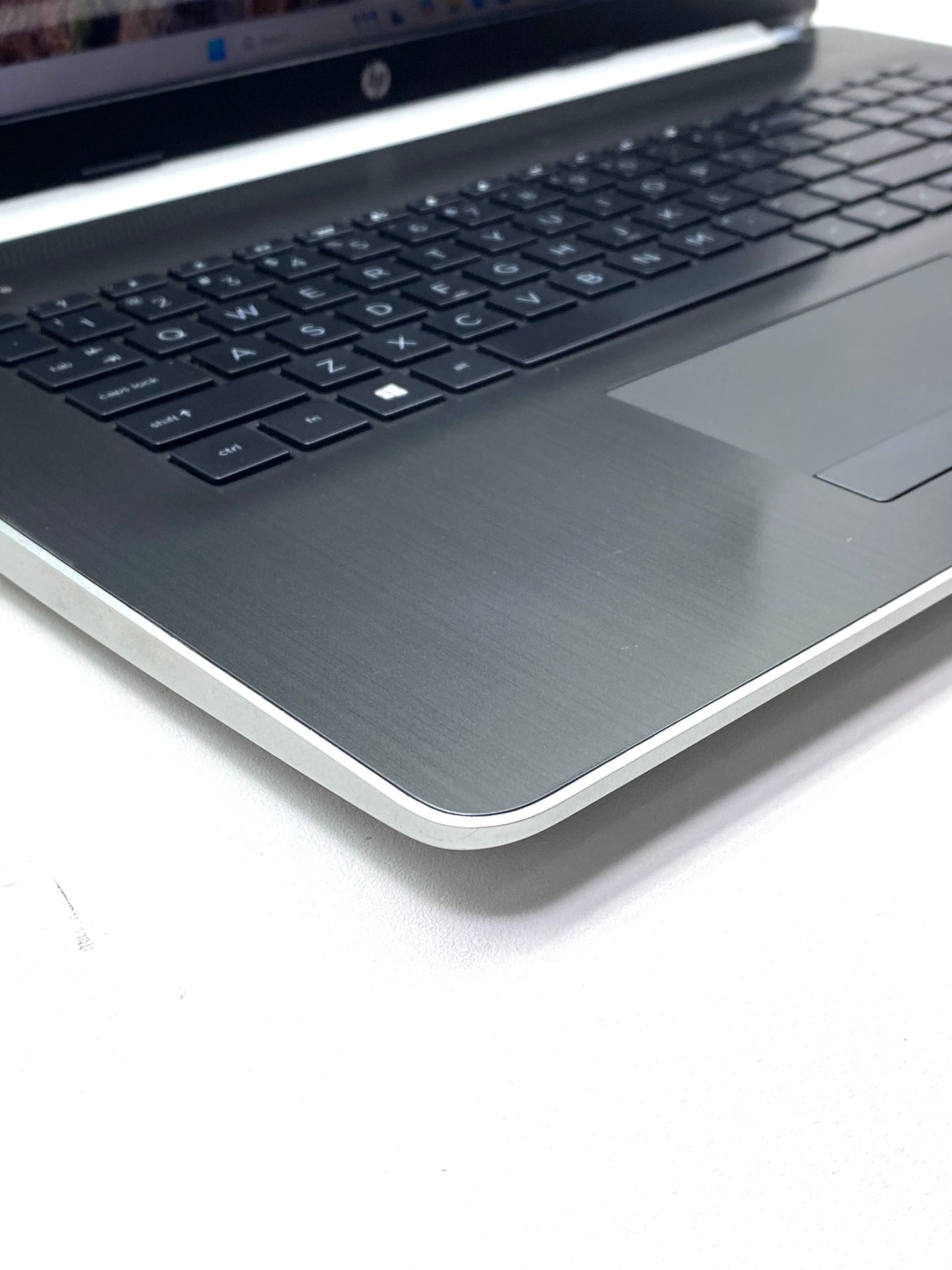 Laptop HP 17-by2075cl 17.3" 1600x900 (HD+) Core i5-10210U 16GB RAM DDR4 256GB NVMe SSD + 640GB HDD WINDOWS 11 HOME c/ cargador