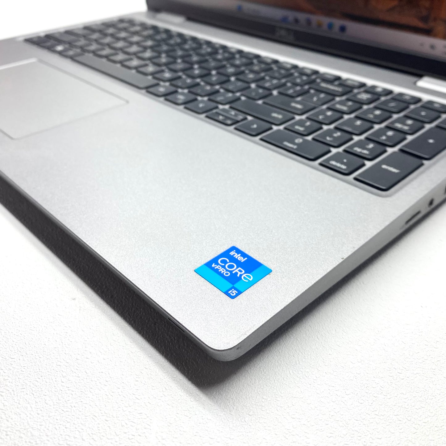 Laptop Dell Precision 3560 15.6" FHD i5-1145G7 32GB DDR4 512GB SSD WINDOWS 11 PRO  c/ cargador