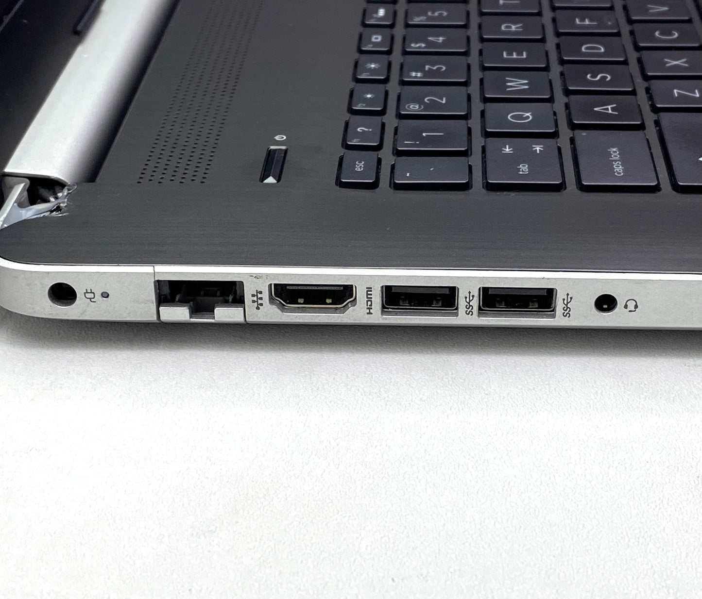 Laptop HP 17-by2075cl 17.3" 1600x900 (HD+) Core i5-10210U 16GB RAM DDR4 256GB NVMe SSD + 640GB HDD WINDOWS 11 HOME c/ cargador