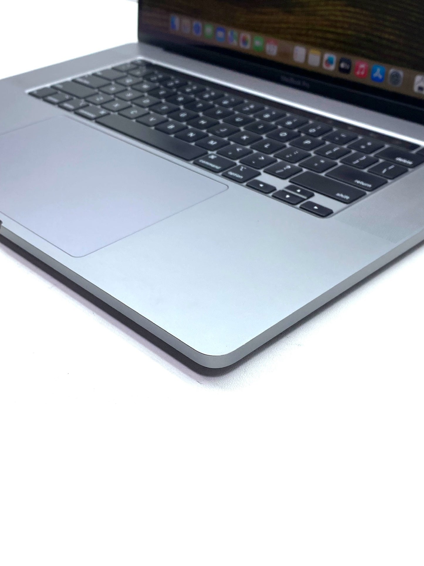 Laptop Apple MacBook Pro 2019 16" 3072x1920 Core i7-9750H 16GB RAM 512GB SSD macOS Sequoia c/ cargador