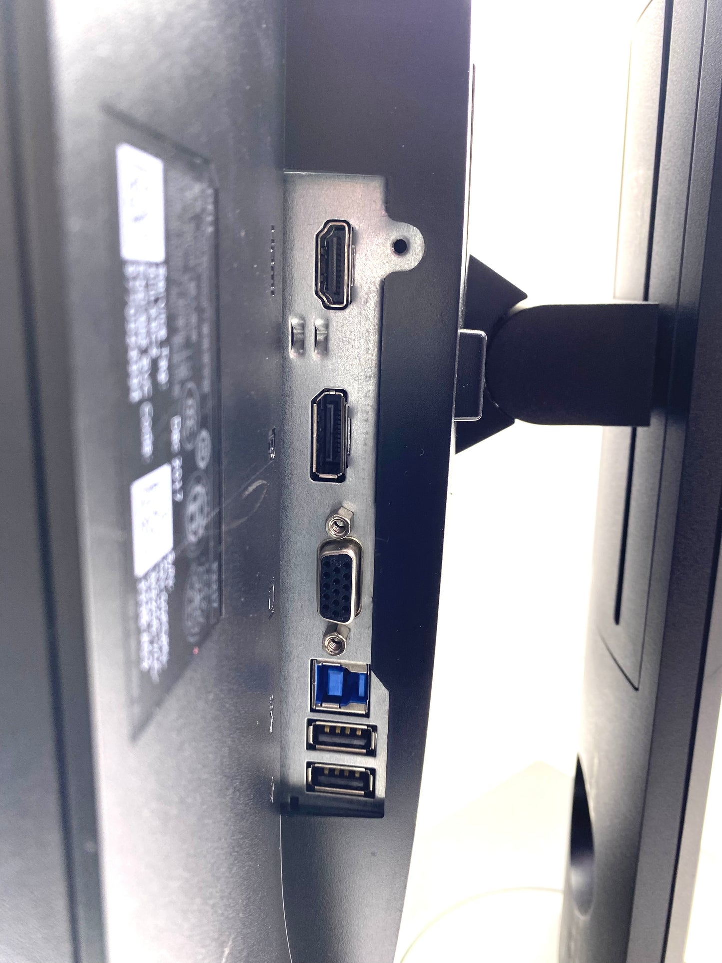 Monitor Dell P2217 22" (1680x1050) 60Hz HDMI DP VGA c/ Base Giratoria y Removible