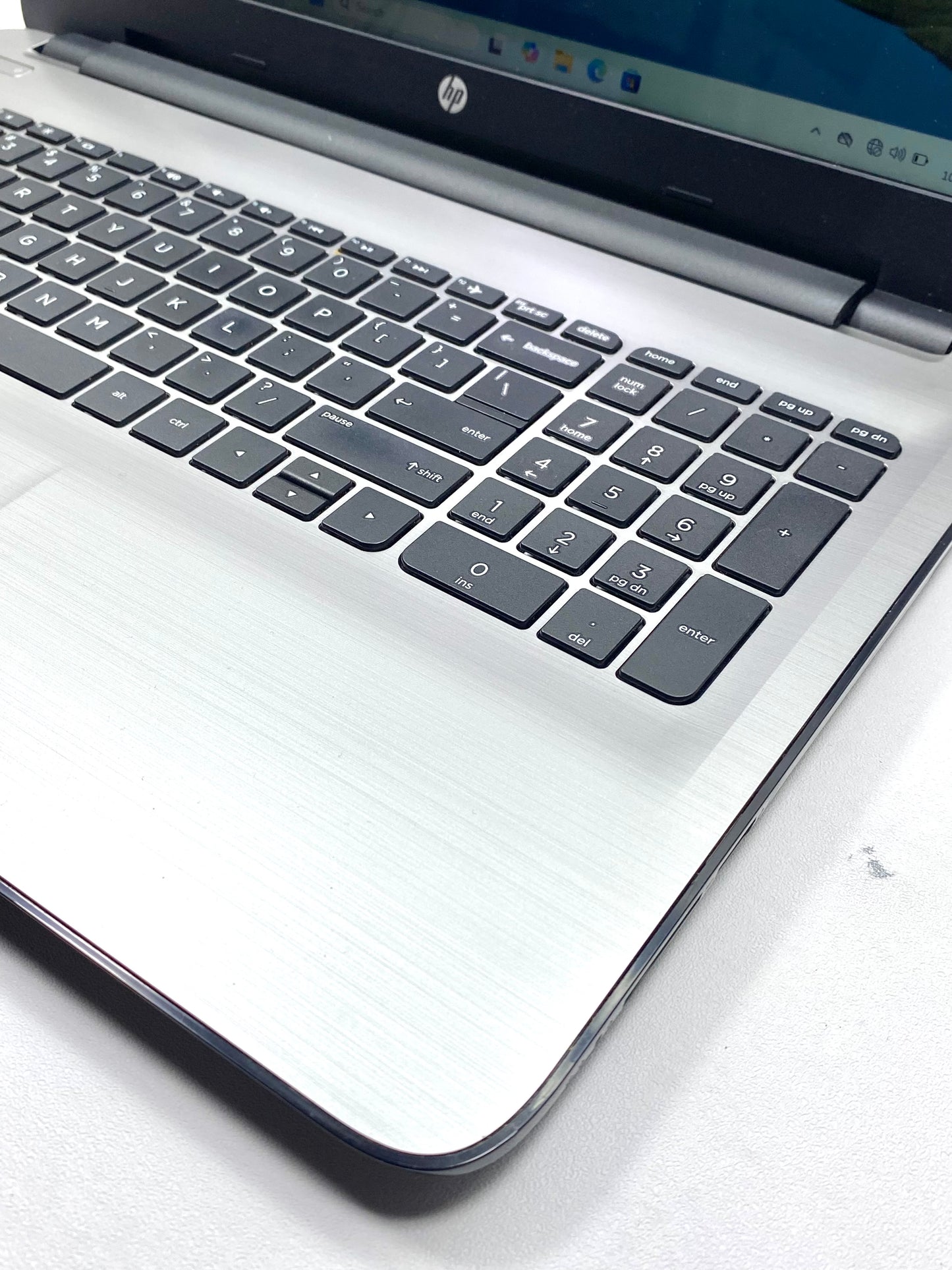 Laptop HP 15-ba113cl 15.6" 1366x768 (HD) A10-9600P 16GB RAM DDR4 500GB SSD WINDOWS 11 HOME c/ cargador