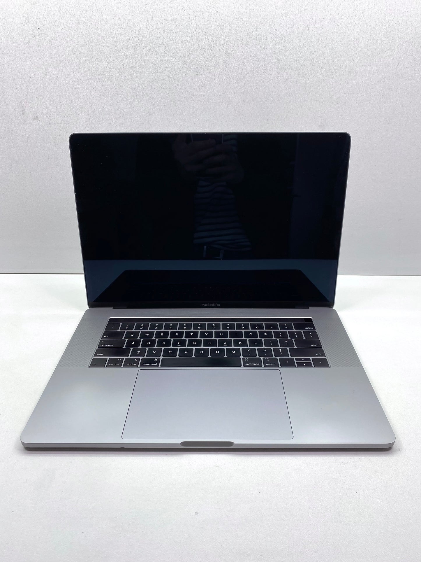 MacBook Pro 15.4" 2018 i7 16GB 512GB A1990 PARTES O REPARAR