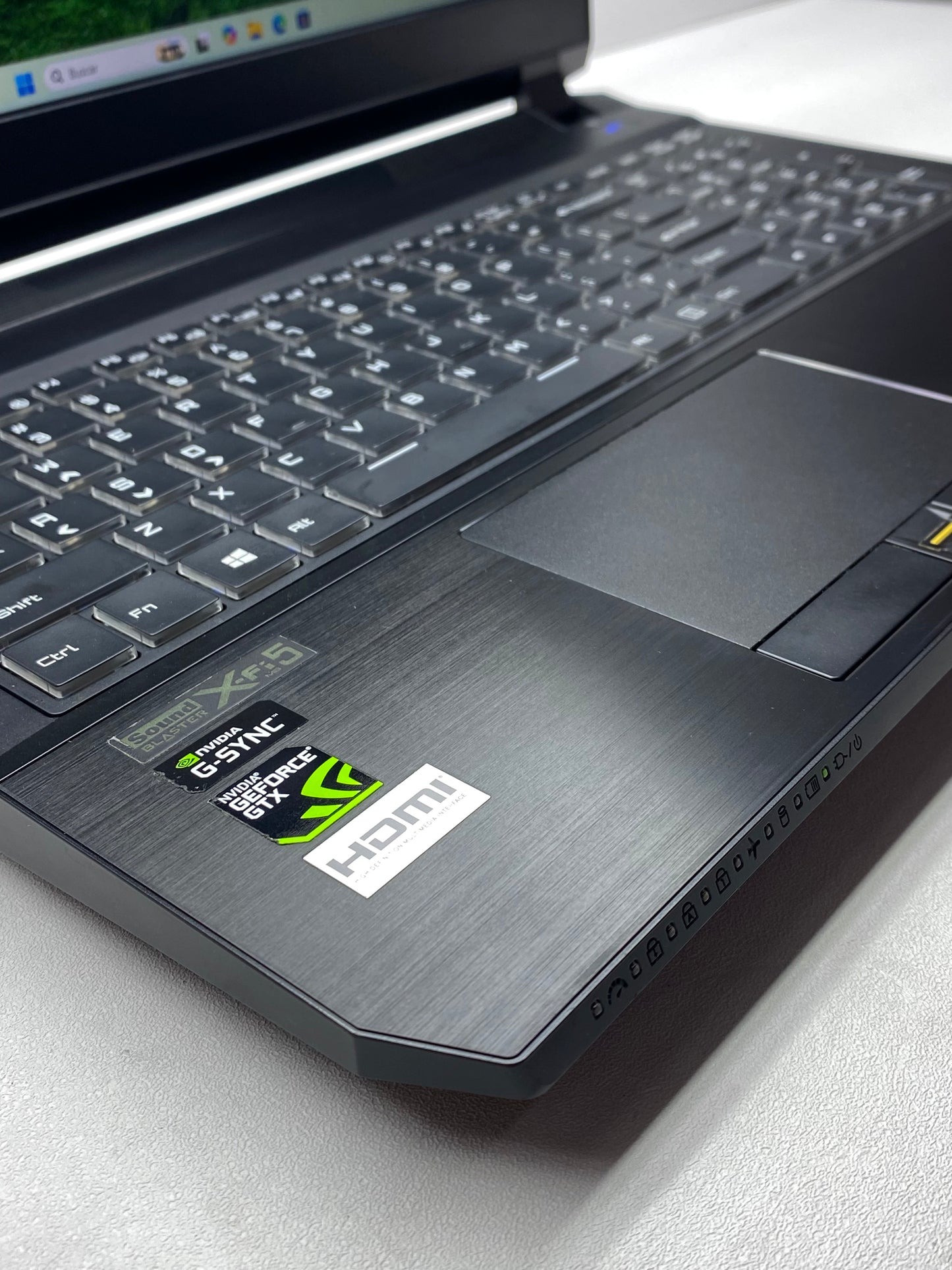 Laptop Sager P65xRP 15.6" 1920x1080 (FHD) Core i7-6700HQ 32GB RAM DDR4 512GB SSD c/ cargador