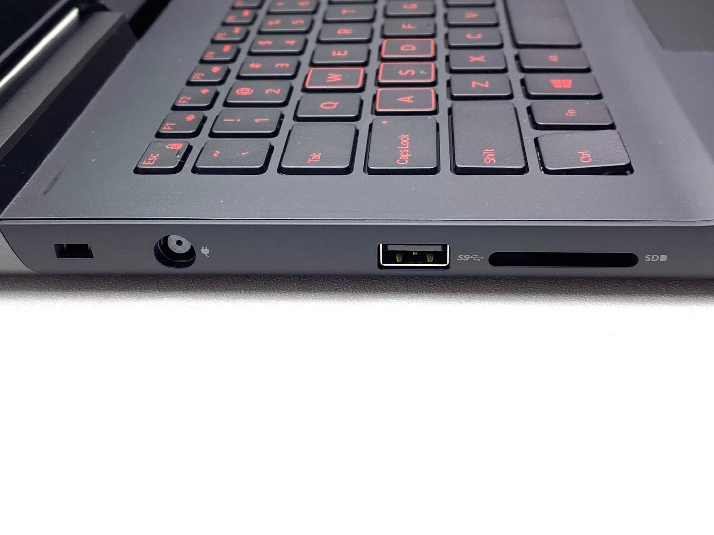 Laptop Dell Inspiron 15 7000 15.6" 1920x1080 (FHD) Core i5-7300HQ 16GB RAM DDR4 256GB M.2 SSD + 1TB HDD WINDOWS 11 HOME c/ cargador
