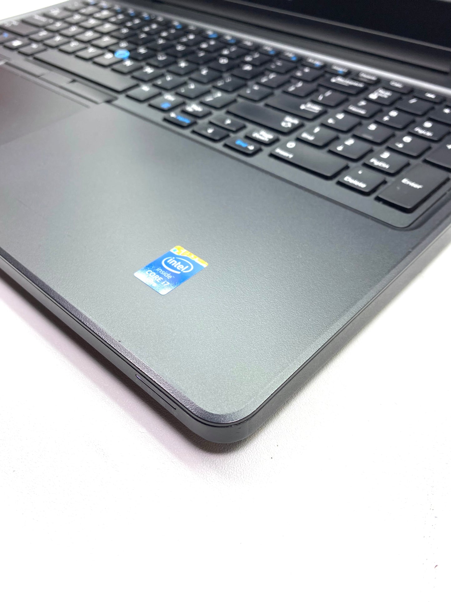 Laptop Dell Latitude E5550 15.6" 1366x768 (HD) Core i7-5600U 16GB RAM DDR3L 256GB SSD WINDOWS 11 PRO c/ cargador