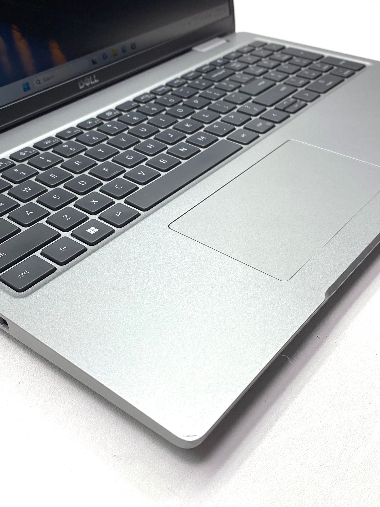 Laptop Dell Precision 3581 16" 1920x1200 (FHD) Core i7-13700H 16GB RAM DDR4 512GB NVMe SSD WINDOWS 11 PRO c/ cargador