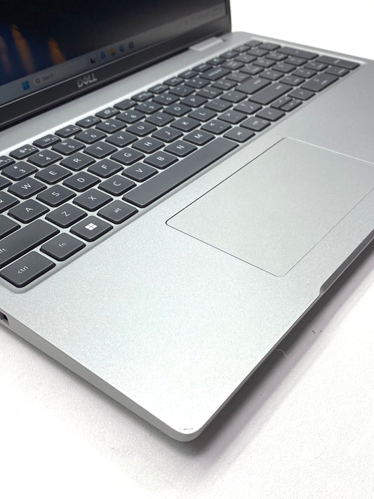 Laptop Dell Precision 3581 16" 1920x1200 (FHD) Core i7-13700H 16GB RAM DDR4 512GB NVMe SSD WINDOWS 11 PRO c/ cargador