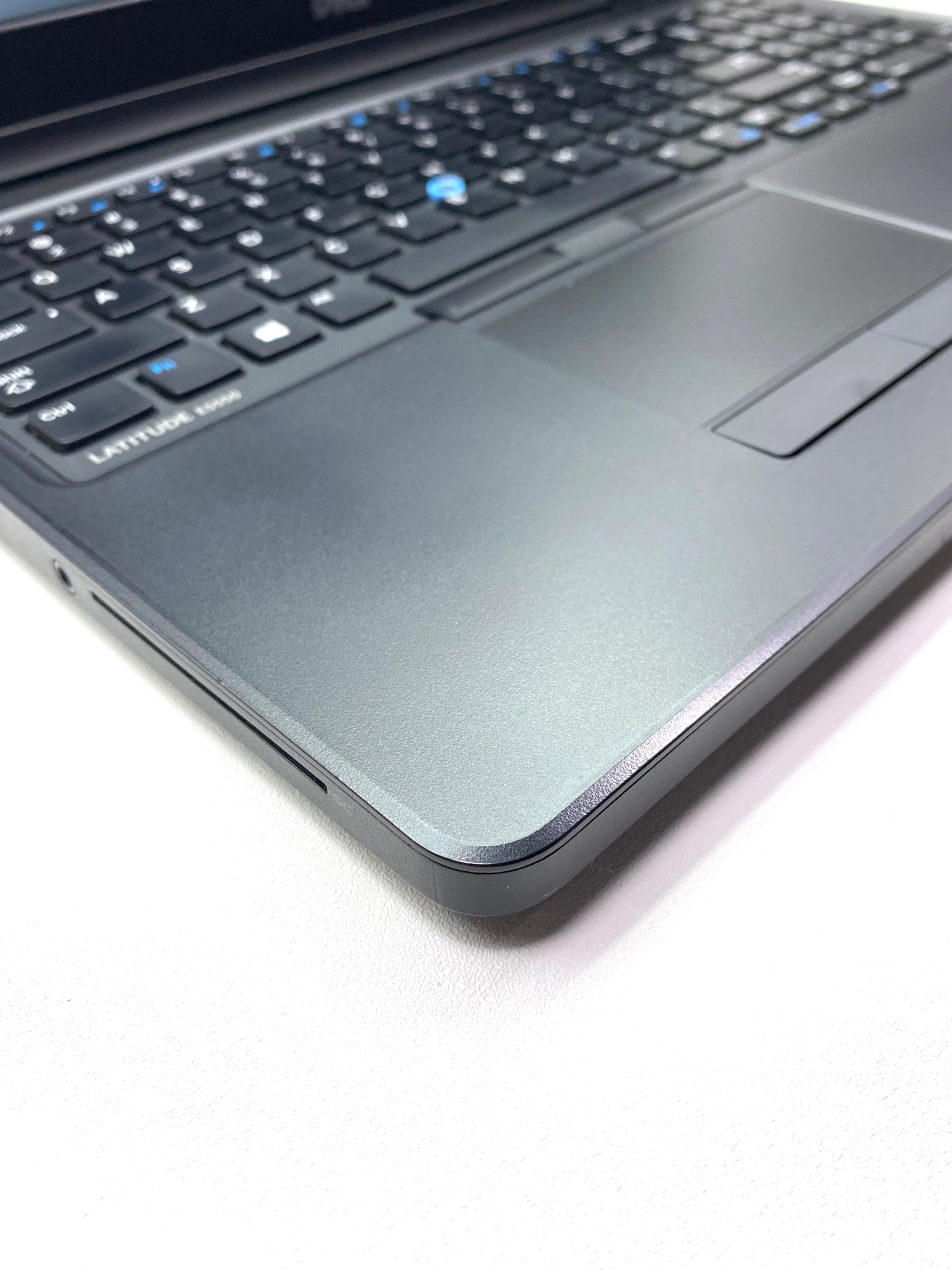 Laptop Dell Latitude E5550 15.6" 1366x768 (HD) Core i7-5600U 16GB RAM DDR3L 256GB SSD WINDOWS 11 PRO c/ cargador