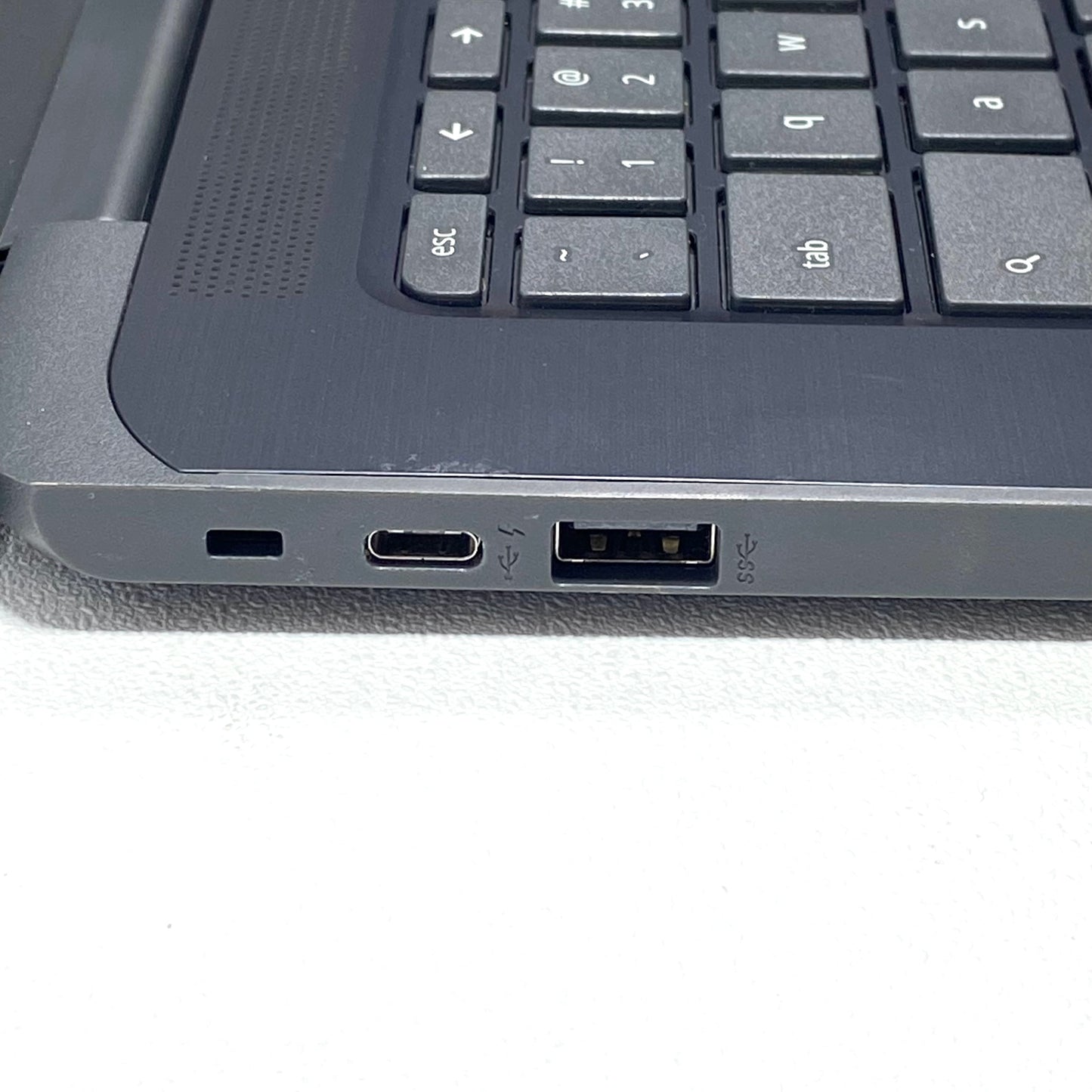Laptop HP 14-ca043cl 14" HD Celeron N3550 4GB 32GB CHROME OS c/ cargador