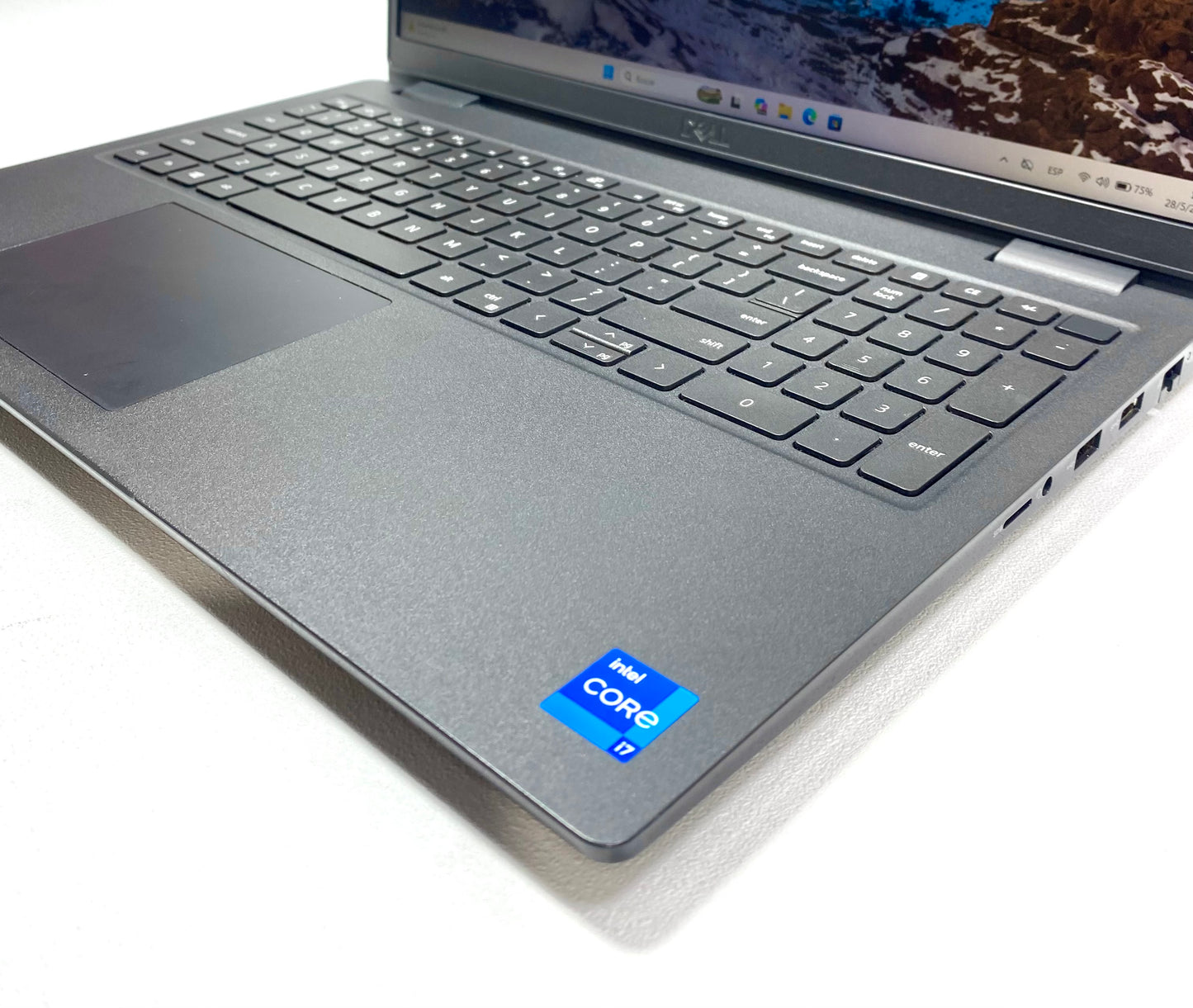 Laptop Dell Latitude 3520 15.6" FHD i7-1165G7 16GB DDR4 1TB SSD WINDOWS 11 Pro c/ cargador