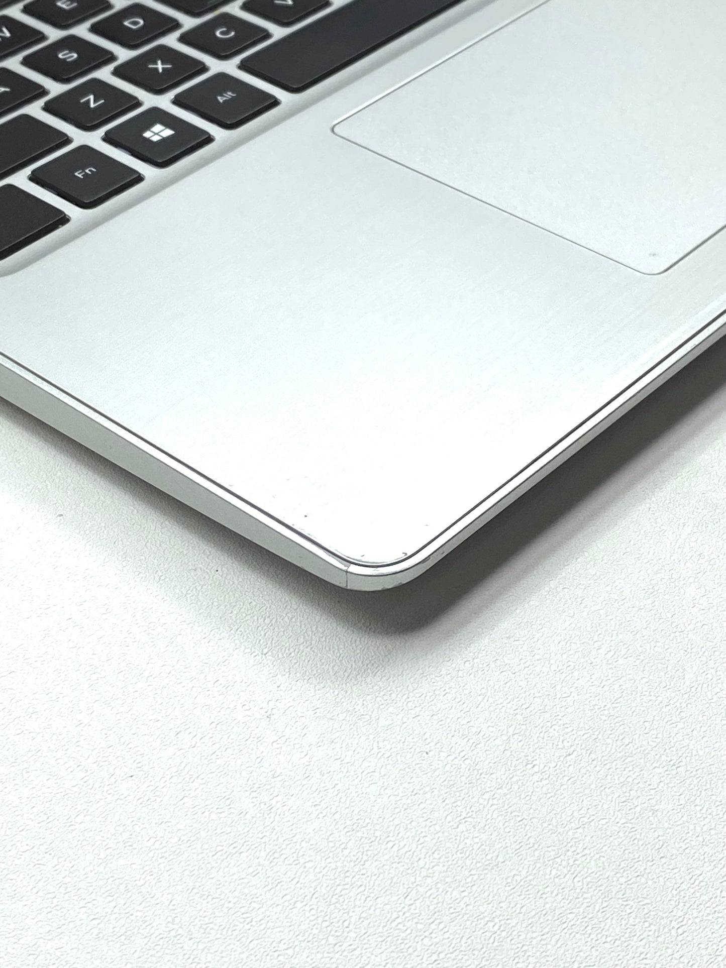 Laptop Dell Inspiron 5570 15.6" 1920x1080 (FHD) Core i5-8250U 16GB RAM DDR4 250GB M.2 SSD + 1TB HDD WINDOWS 11 HOME c/ cargador