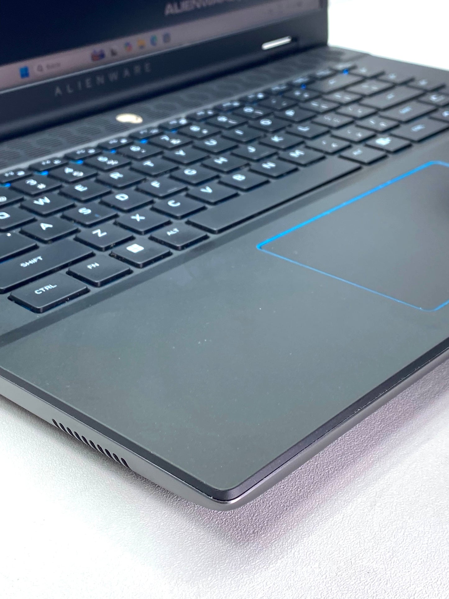 Laptop Alienware M16 R2 16" WQXGA Ultra 7-155H 16GB DDR5 1TB SSD RTX 4070 WINDOWS 11 c/ cargador