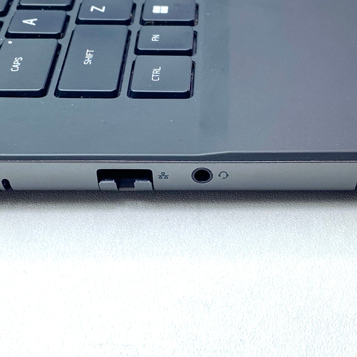 Laptop Alienware M16 R2 16" WQXGA Ultra 7-155H 16GB DDR5 1TB SSD RTX 4070 WINDOWS 11 c/ cargador