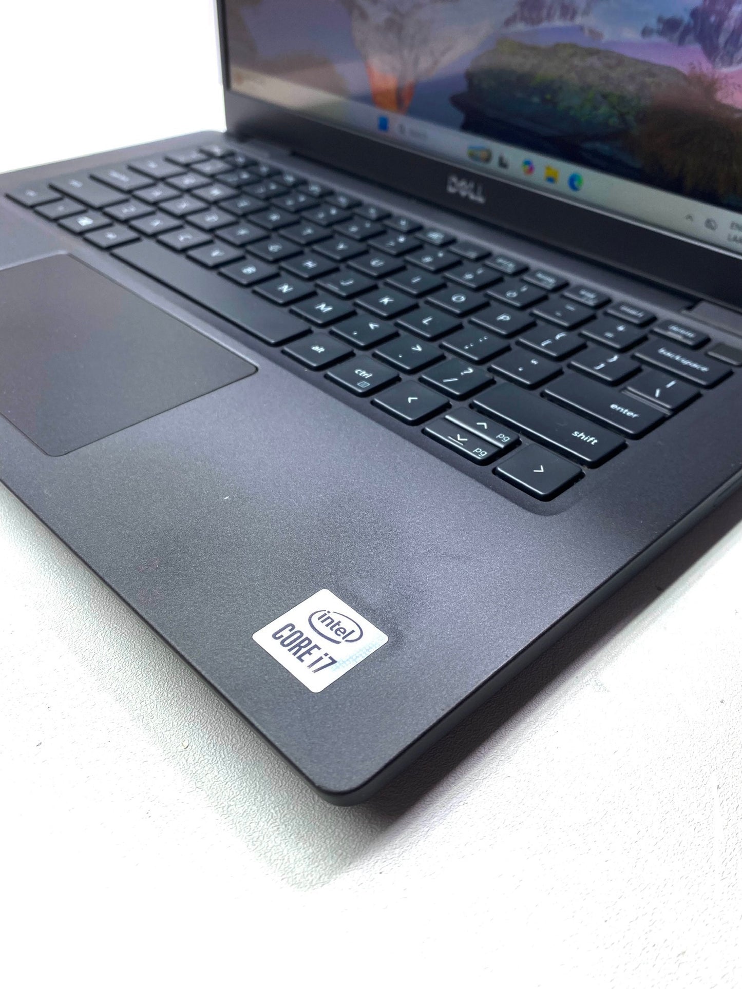 Laptop Dell Latitude 7310 13.3" Táctil 1920x1080 (FHD) Táctil Core i7-10810U 16GB RAM DDR4 512GB NVMe SSD WINDOWS 11 HOME c/ cargador