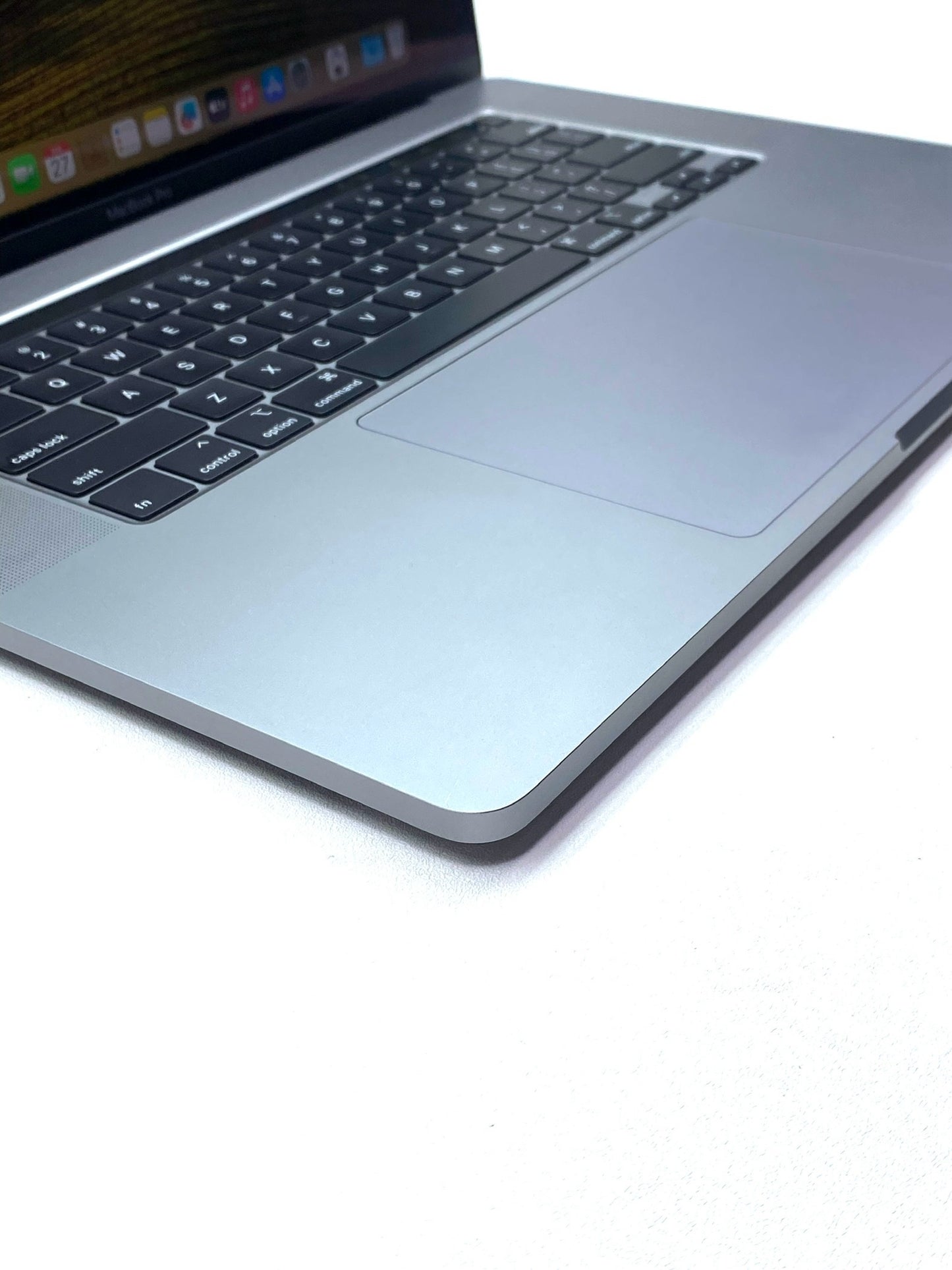 Laptop Apple MacBook Pro 2019 16" 3072x1920 Core i7-9750H 16GB RAM 512GB SSD macOS Sequoia c/ cargador