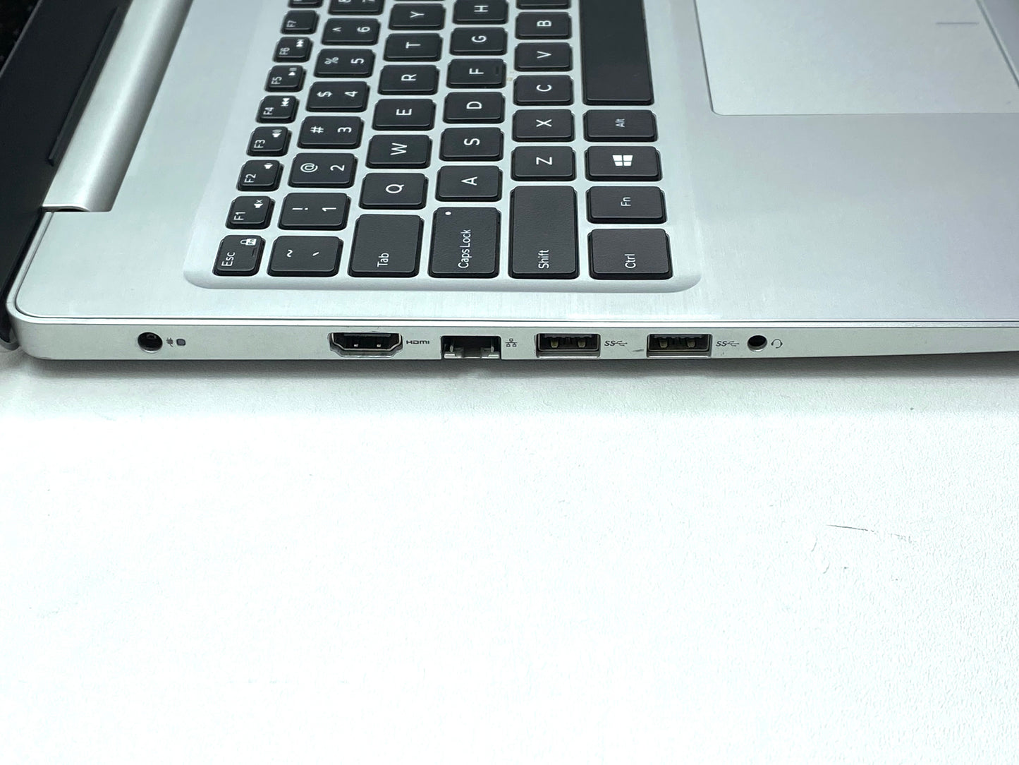 Laptop Dell Inspiron 5570 15.6" 1920x1080 (FHD) Core i5-8250U 16GB RAM DDR4 250GB M.2 SSD + 1TB HDD WINDOWS 11 HOME c/ cargador