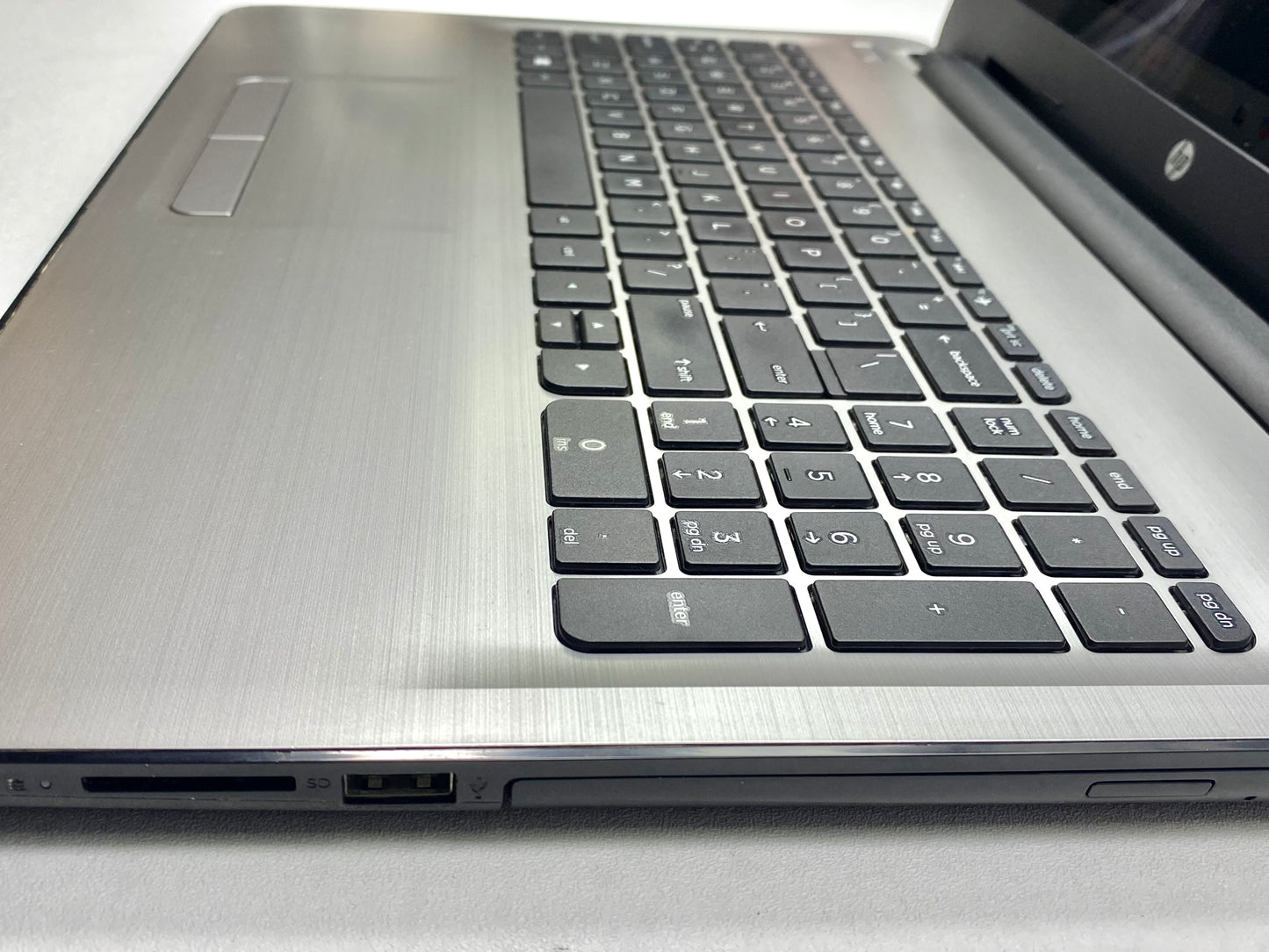 Laptop HP 15-ba113cl 15.6" 1366x768 (HD) A10-9600P 16GB RAM DDR4 500GB SSD WINDOWS 11 HOME c/ cargador