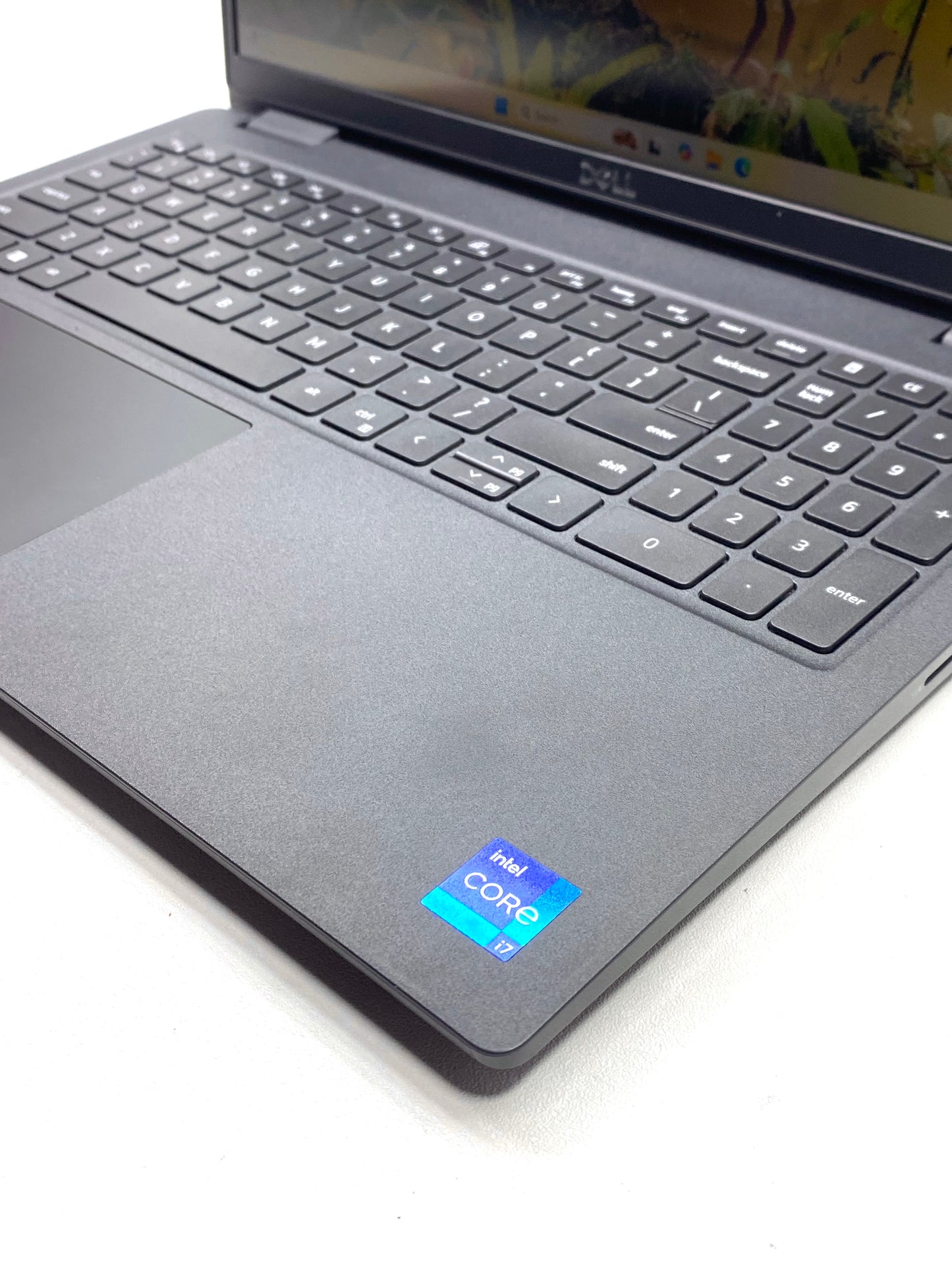 Laptop Dell Latitude 3520 15.6" (FHD) Core i7-1165G7 16GB DDR4 256GB SSD WIN 11 PRO c/ cargador