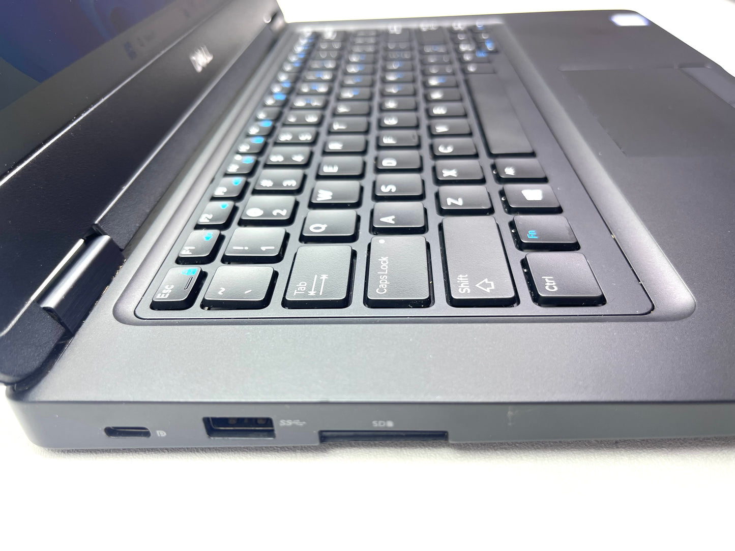 Laptop Dell Latitude 5490 14" 1366x768 (HD) Core i5-7300U 16GB RAM DDR4 128GB NVMe SSD WINDOWS 11 PRO c/ cargador