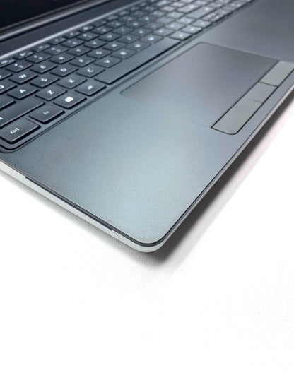 Dell Precision 7560 15.6" 1920x1080 (FHD) Core i7-11850H 32GB RAM DDR4 512GB NVMe SSD WINDOWS 11 PRO