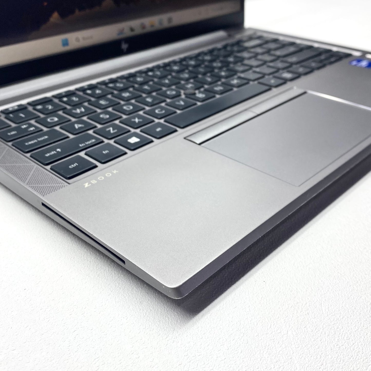 Laptop HP ZBook Firefly G8 14" Táctil i7-1185G7 16GB 256GB SSD WINDOWS 11 PRO c/ cargador
