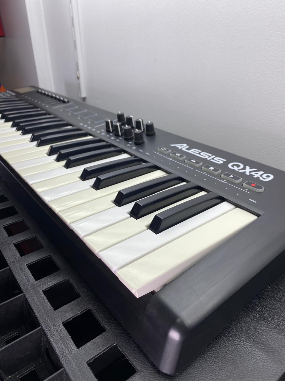 Controlador MIDI USB Alesis QX49 c/ cable USB