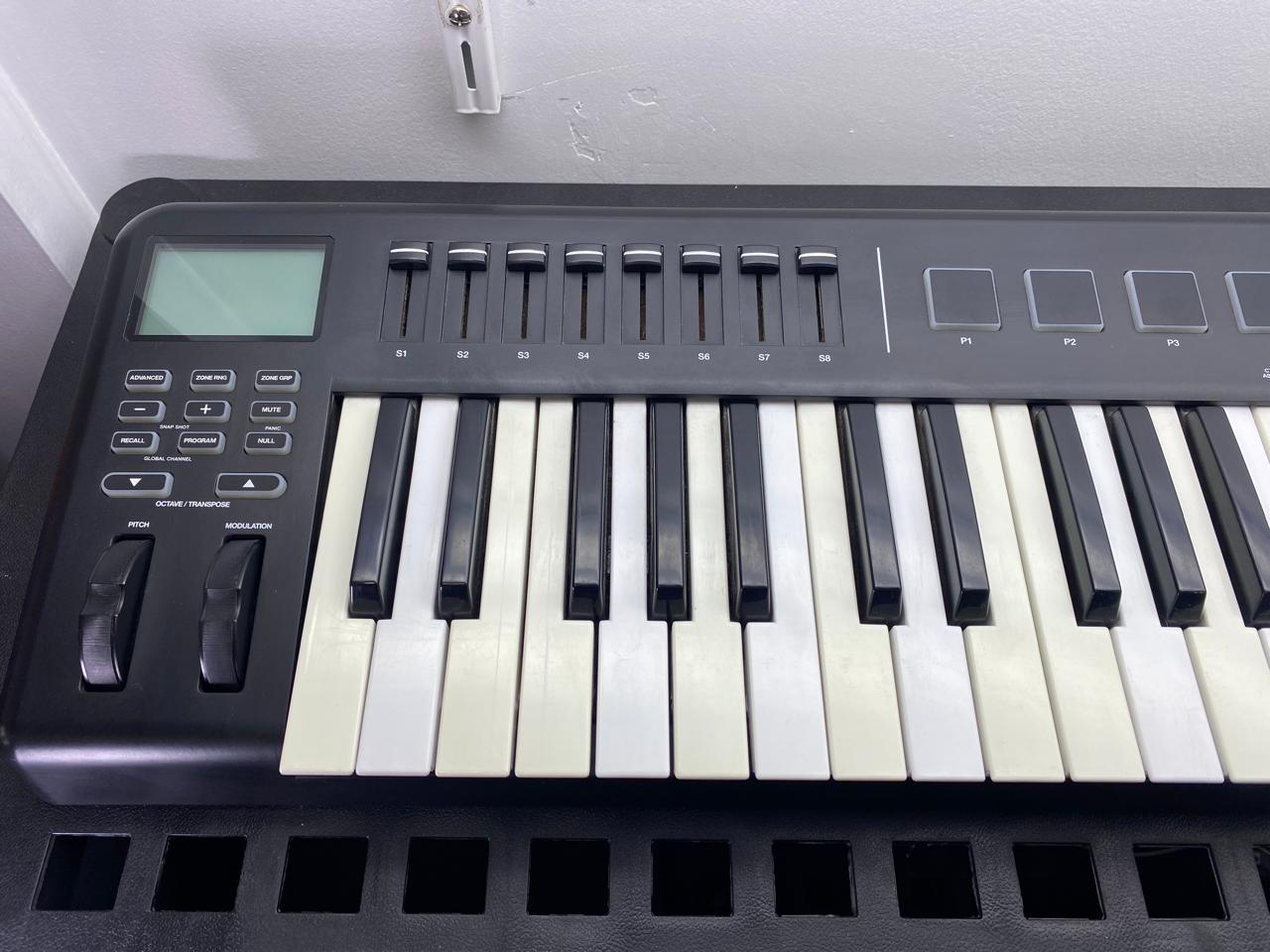 Controlador MIDI USB Alesis QX49 c/ cable USB